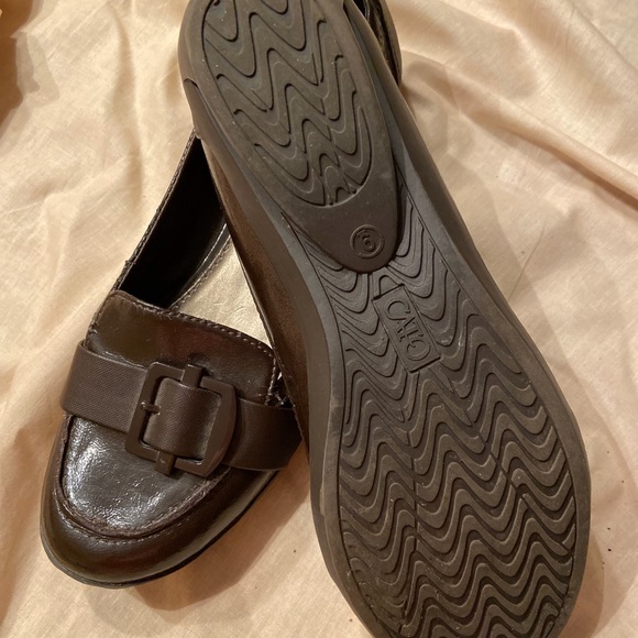 A nice pair of comfy Brown flats. - Picture 3 of 6